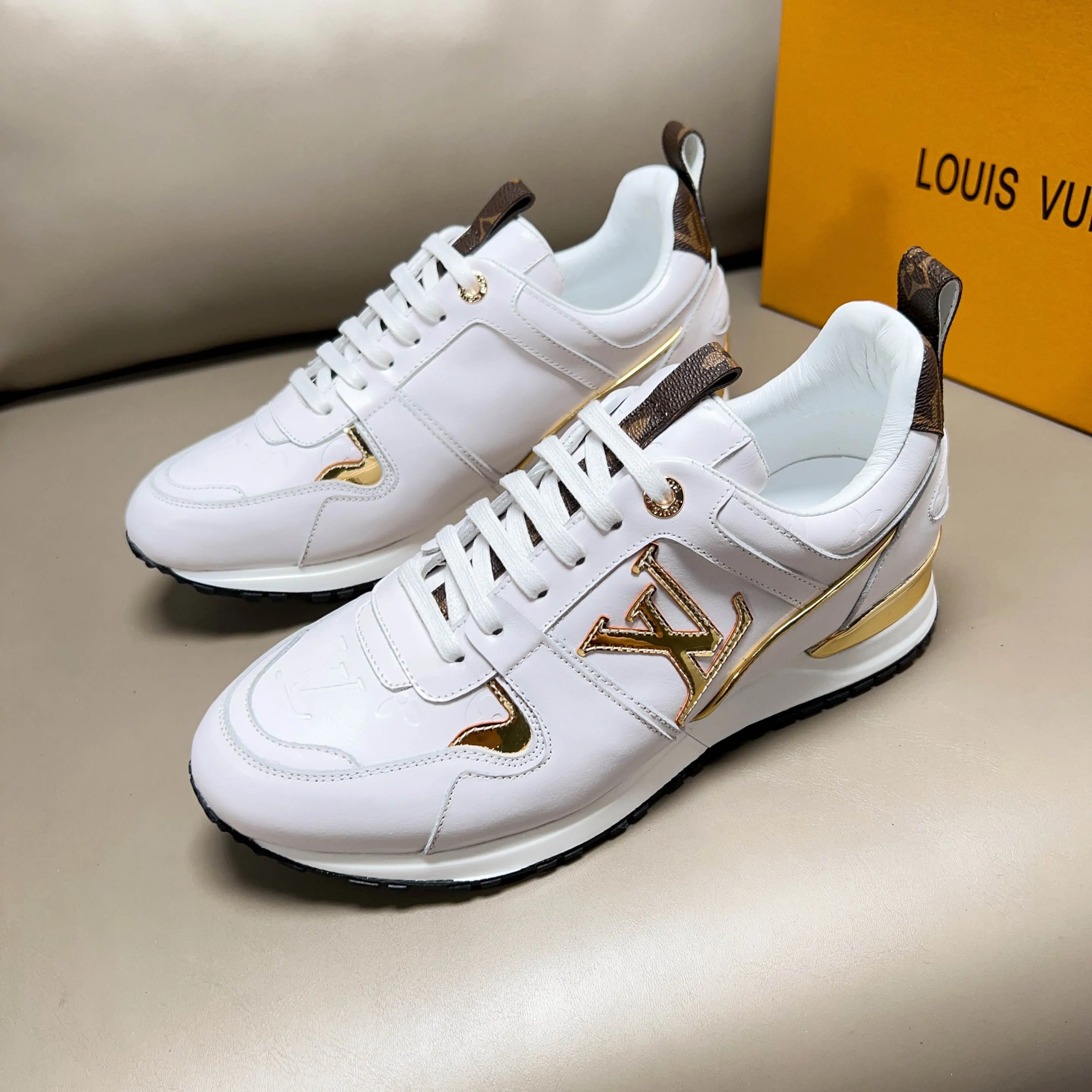 Factory price: 440💰【LV】Male and female couples model, sold simultaneously at counters, original classic 1:1 copy, original designer design, imported calf + sheepskin lining, L gold unique design on both sides, fashionable and trendy. 🔍🔍Original quality @ No pressure to enter and leave the counter at will, the original replica outsole is suitable for all kinds of travel, making it worth owning. Welcome all sellers to sell in the picture above. We can send one piece on behalf of you. Male size: 38-44 (can be customized to 45 sizes), female size: 35-39 (can be customized to 40 sizes)